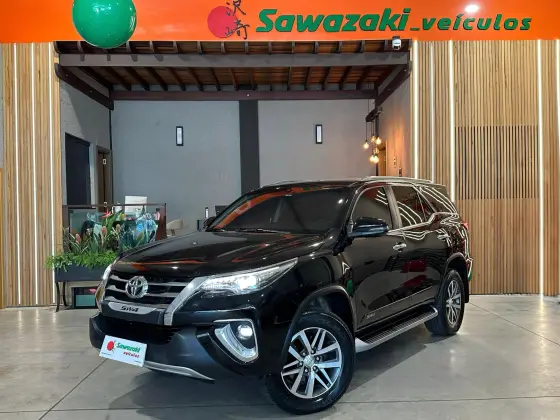 TOYOTA HILUX SW4 2.8 SRX 4X4 7 LUGARES 16V TURBO INTERCOOLER DIESEL 4P AUTOMÁTICO