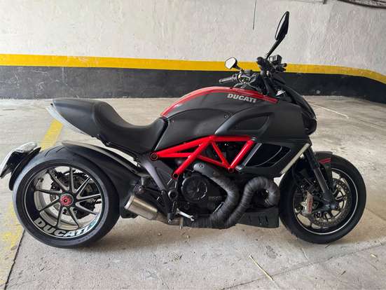 DUCATI-DIAVEL CARBON-2012
