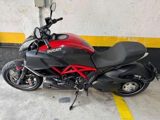 DUCATI-DIAVEL CARBON-2012