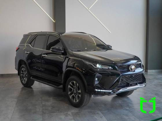 TOYOTA HILUX SW4 2.8 D-4D TURBO DIESEL SRX PLATINUM 7L 4X4 AUTOMÁTICO