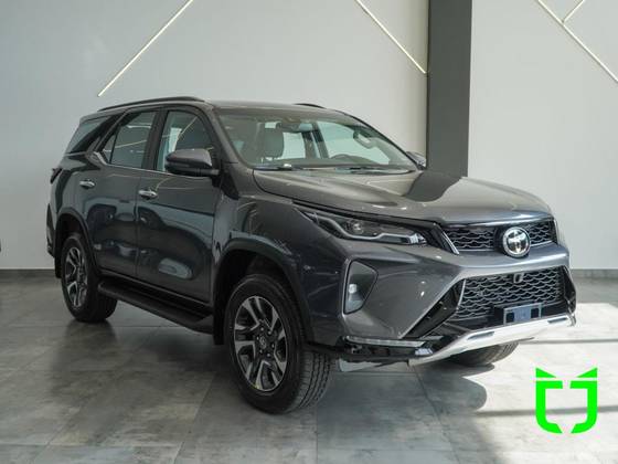 TOYOTA HILUX SW4 2.8 D-4D TURBO DIESEL SRX PLATINUM 7L 4X4 AUTOMÁTICO