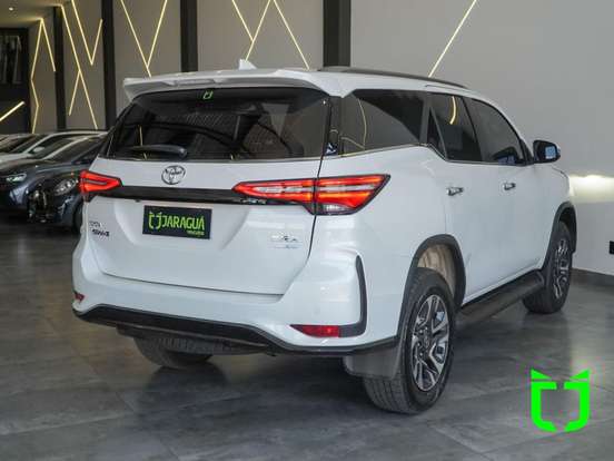 TOYOTA-HILUX SW4-2025