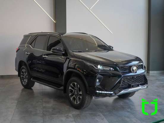 TOYOTA-HILUX SW4-2025