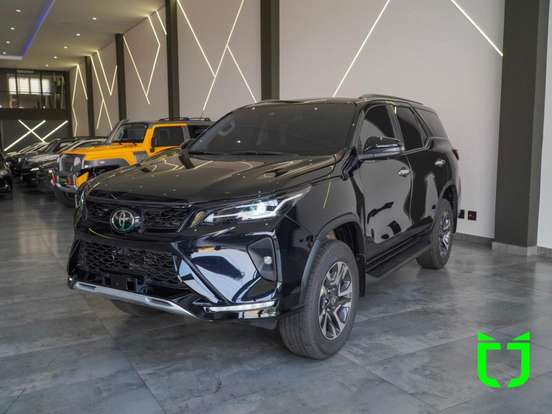 TOYOTA-HILUX SW4-2025