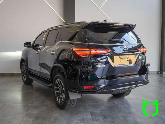 TOYOTA-HILUX SW4-2025