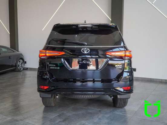 TOYOTA-HILUX SW4-2025