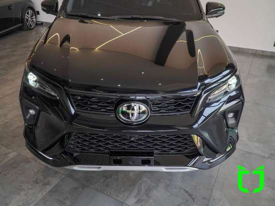 TOYOTA-HILUX SW4-2025