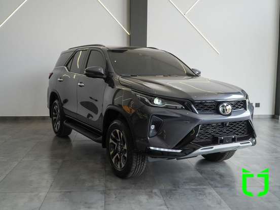 TOYOTA-HILUX SW4-2025