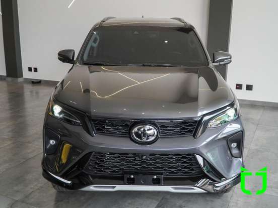 TOYOTA-HILUX SW4-2025