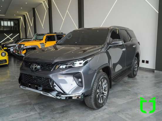 TOYOTA-HILUX SW4-2025