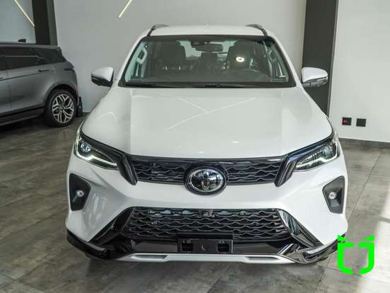 TOYOTA-HILUX SW4-2025
