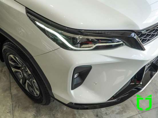 TOYOTA-HILUX SW4-2025
