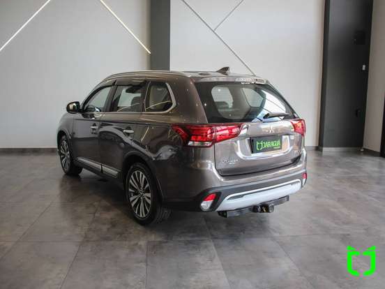 MITSUBISHI-OUTLANDER-2021