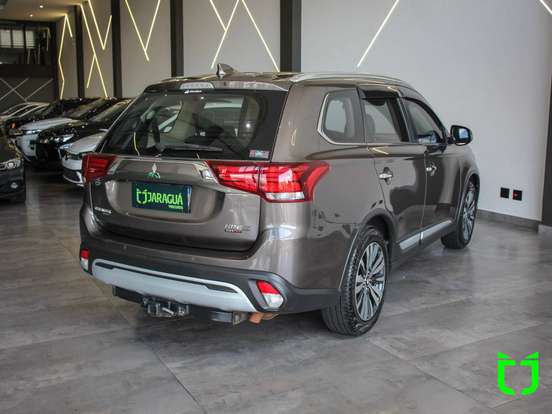 MITSUBISHI-OUTLANDER-2021