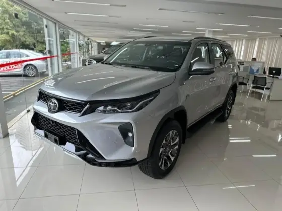 TOYOTA HILUX SW4 2.8 D-4D TURBO DIESEL DIAMOND 7L 4X4 AUTOMÁTICO