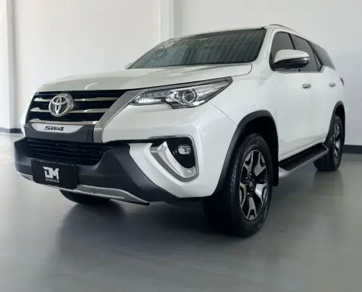 TOYOTA HILUX SW4 2.8 SRX DIAMOND 4X4 7 LUGARES 16V TURBO INTERCOOLER DIESEL 4P AUTOMÁTICO