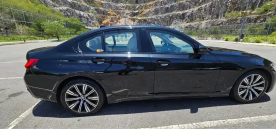 BMW-320i-2021