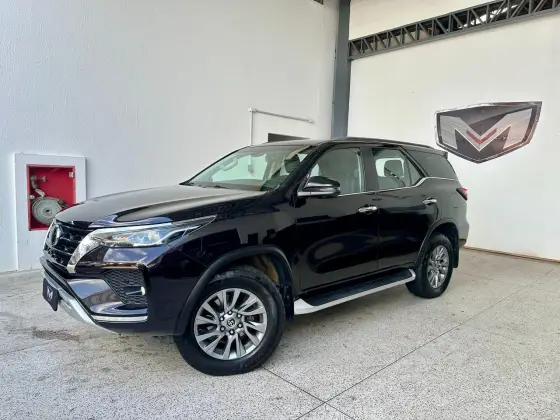 TOYOTA HILUX SW4 2.8 D-4D TURBO DIESEL SRX 7L 4X4 AUTOMÁTICO