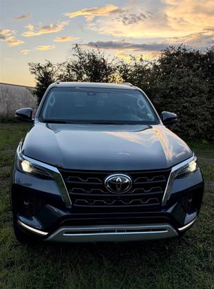 TOYOTA HILUX SW4 2.8 D-4D TURBO DIESEL SRX 4X4 AUTOMÁTICO