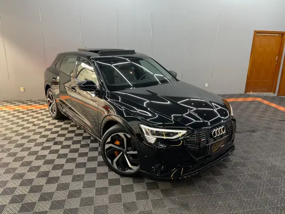 AUDI E-TRON ELÉTRICO PERFORMANCE BLACK QUATTRO