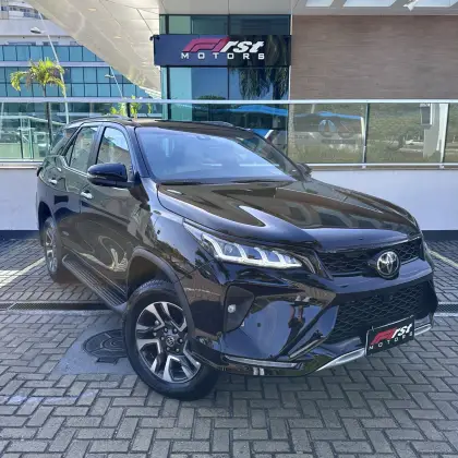 TOYOTA HILUX SW4 2.8 D-4D TURBO DIESEL DIAMOND 7L 4X4 AUTOMÁTICO