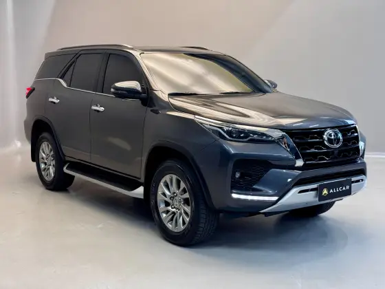 TOYOTA HILUX SW4 2.8 D-4D TURBO DIESEL SRX 4X4 AUTOMÁTICO