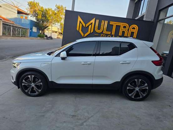 VOLVO-XC40-2020