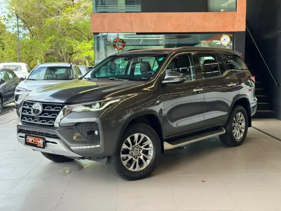 TOYOTA HILUX SW4 2.8 D-4D TURBO DIESEL SRX 7L 4X4 AUTOMÁTICO