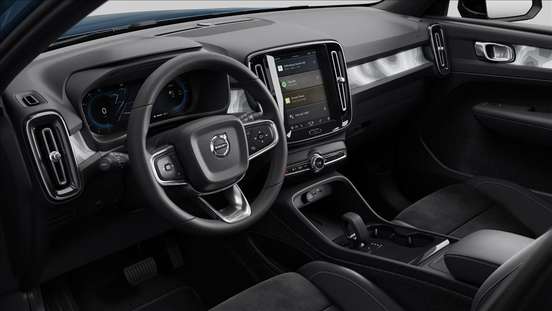 VOLVO-EX40-2025
