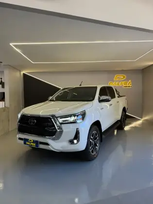 TOYOTA HILUX 2.8 D-4D TURBO DIESEL CD SRX 4X4 AUTOMÁTICO