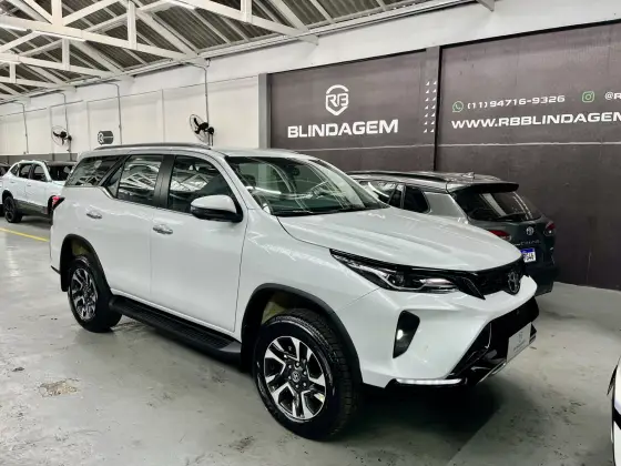 TOYOTA HILUX SW4 2.8 D-4D TURBO DIESEL SRX PLATINUM 7L 4X4 AUTOMÁTICO