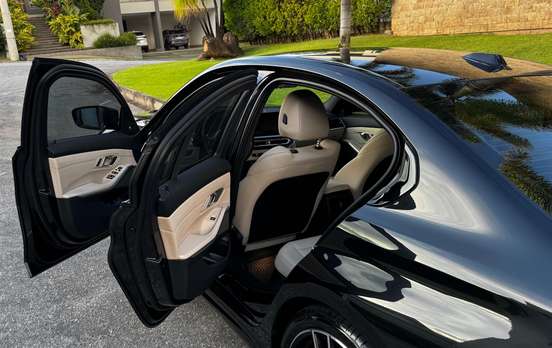 BMW-320i-2023