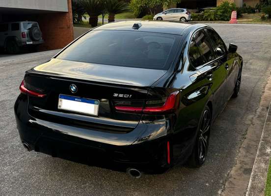 BMW-320i-2023