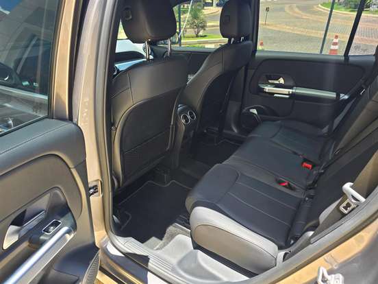MERCEDES-BENZ-GLB 200-2024