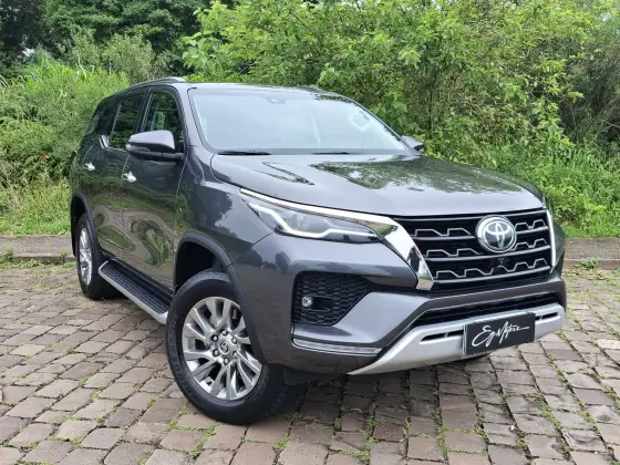 TOYOTA HILUX SW4 2.8 D-4D TURBO DIESEL SRX 7L 4X4 AUTOMÁTICO