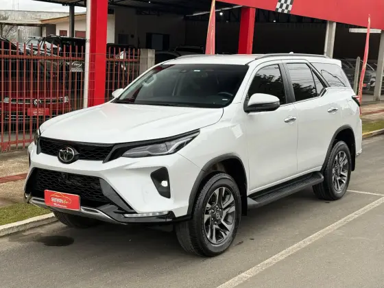 TOYOTA HILUX SW4 2.8 D-4D TURBO DIESEL SRX PLATINUM 7L 4X4 AUTOMÁTICO