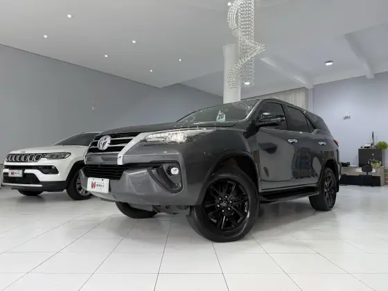 TOYOTA HILUX SW4 2.8 SRX 4X4 7 LUGARES 16V TURBO INTERCOOLER DIESEL 4P AUTOMÁTICO TOYOTA HILUX SW4 2.8 SRX 4X4 7 LUGARES 16V TURBO INTERCOOLER DIESEL 4P AUTOMÁTICO