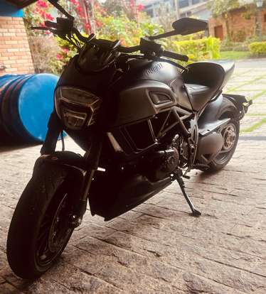 DUCATI-DIAVEL DARK-2016