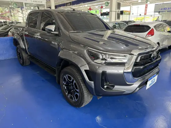 TOYOTA HILUX 2.8 D-4D TURBO DIESEL CD SRX PLUS 4X4 AUTOMÁTICO