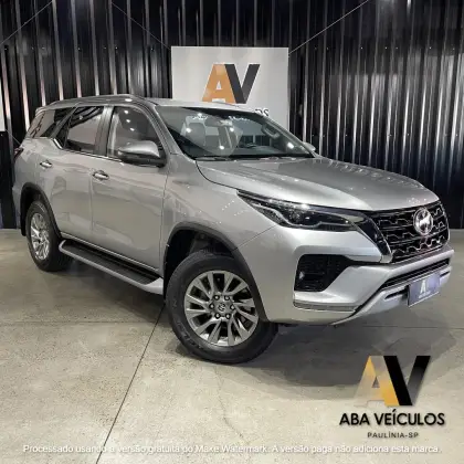 TOYOTA HILUX SW4 2.8 D-4D TURBO DIESEL SRX 7L 4X4 AUTOMÁTICO TOYOTA HILUX SW4 2.8 D-4D TURBO DIESEL SRX 7L 4X4 AUTOMÁTICO