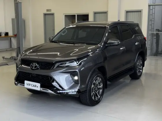 TOYOTA HILUX SW4 2.8 D-4D TURBO DIESEL SRX PLATINUM 4X4 AUTOMÁTICO TOYOTA HILUX SW4 2.8 D-4D TURBO DIESEL SRX PLATINUM 4X4 AUTOMÁTICO