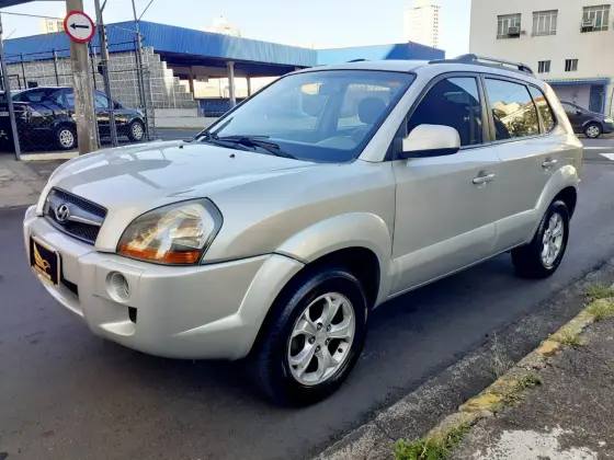 HYUNDAI TUCSON 2.0 MPFI GLS 16V 143CV 2WD FLEX 4P AUTOMÁTICO HYUNDAI TUCSON 2.0 MPFI GLS 16V 143CV 2WD FLEX 4P AUTOMÁTICO