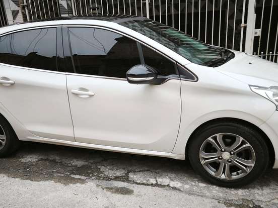PEUGEOT-208-1.6 GRIFFE 16V FLEX 4P AUTOMÁTICO PEUGEOT-208-2014