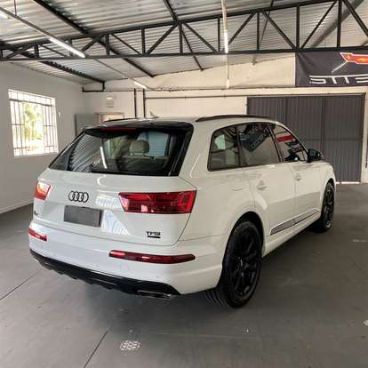AUDI-Q7-2015