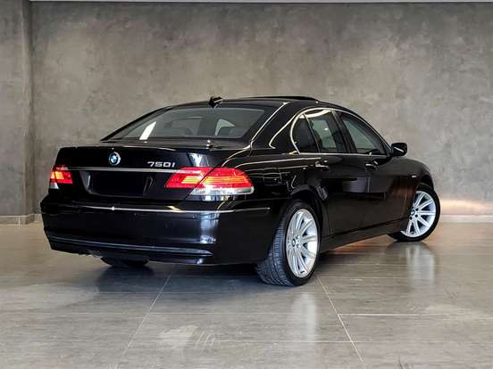 BMW-750i-4.8 SEDAN V8 32V GASOLINA 4P AUTOMÁTICO BMW-750i-2005