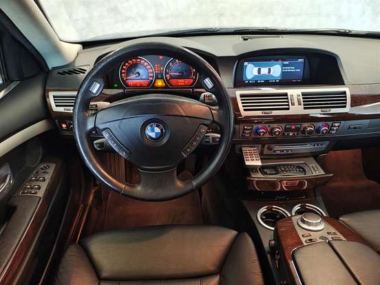 BMW-750i-4.8 SEDAN V8 32V GASOLINA 4P AUTOMÁTICO BMW-750i-2005