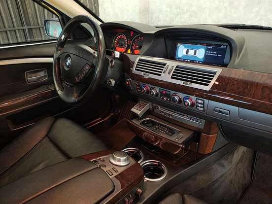 BMW-750i-4.8 SEDAN V8 32V GASOLINA 4P AUTOMÁTICO BMW-750i-2005