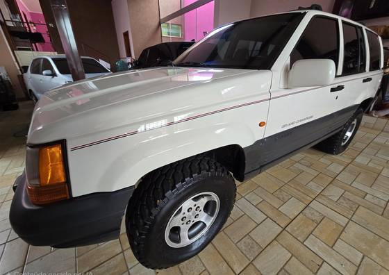 JEEP GRAND CHEROKEE 4.0 LAREDO 4X4 6I 12V GASOLINA 4P AUTOMÁTICO