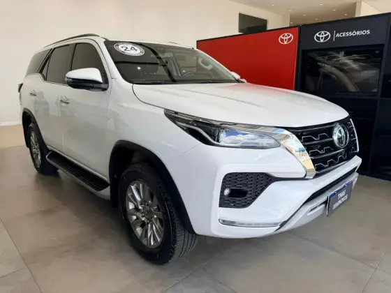 TOYOTA HILUX SW4 2.8 D-4D TURBO DIESEL SRX 7L 4X4 AUTOMÁTICO