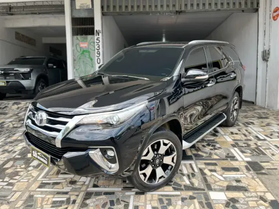 TOYOTA HILUX SW4 2.8 SRX 4X4 7 LUGARES 16V TURBO INTERCOOLER DIESEL 4P AUTOMÁTICO TOYOTA HILUX SW4 2.8 SRX 4X4 7 LUGARES 16V TURBO INTERCOOLER DIESEL 4P AUTOMÁTICO